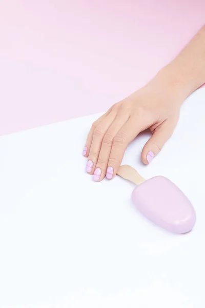 Pastel Nails. Mão com unhas de moda — Fotografia de Stock
