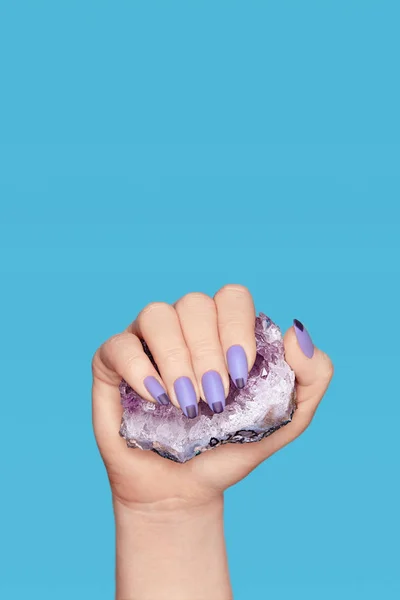 Maniküre. Hand mit stylischen Nägeln mit lila Edelstein — Stockfoto
