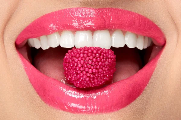 Różowe usta. Kobieta z Candy w ustach. — Zdjęcie stockowe