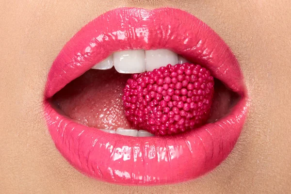 Rosa läppar. Kvinna med godis i munnen. — Stockfoto