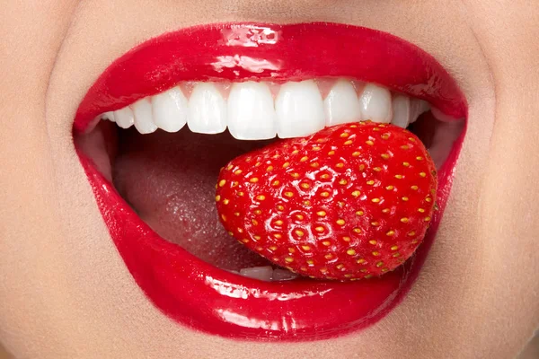 Lábios. Mulher com batom vermelho e morango — Fotografia de Stock