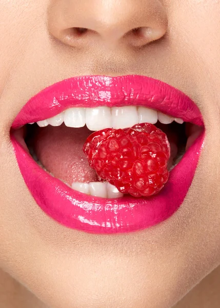 ピンクの唇。口の中でお菓子を持つ女性. — ストック写真
