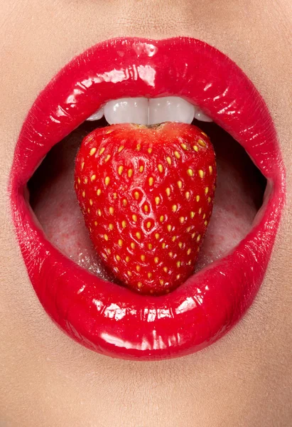 唇。赤い口紅とイチゴの女性 — ストック写真