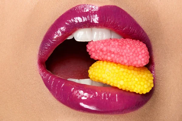 Sexiga läppar Makeup. Kvinna med läppstift och godis — Stockfoto