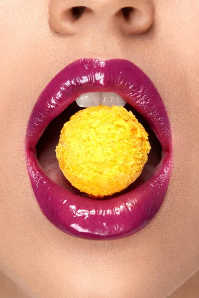 Maquillaje de labios sexy. Mujer con lápiz labial y dulces — Foto de Stock