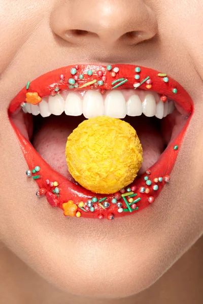 嘴唇化妆。唇与彩色口红和糖果. — 图库照片
