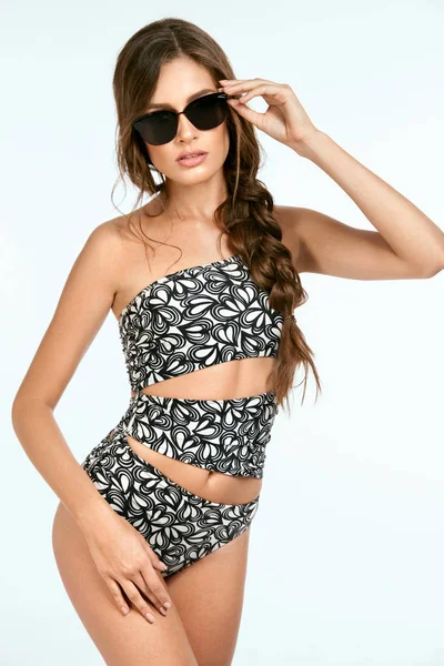 Sexy vrouw In zwembroek en zonnebril. — Stockfoto