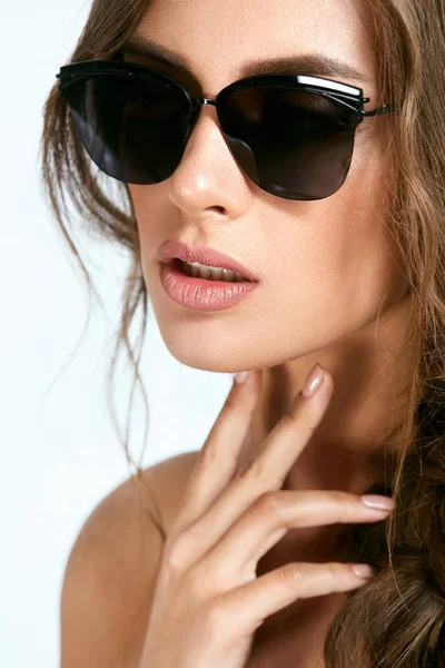 Gafas de sol de moda. Cara femenina con accesorios de verano . — Foto de Stock