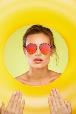 Moda güneş gözlüğü. Güzel bir kadınla renkli Güneş gözlükleri
