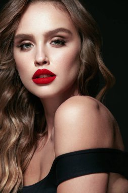 Güzellik makyaj ve saç modeli ile güzel kadın.