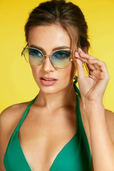 Mulher de moda usando óculos de sol elegantes . — Fotografia de Stock