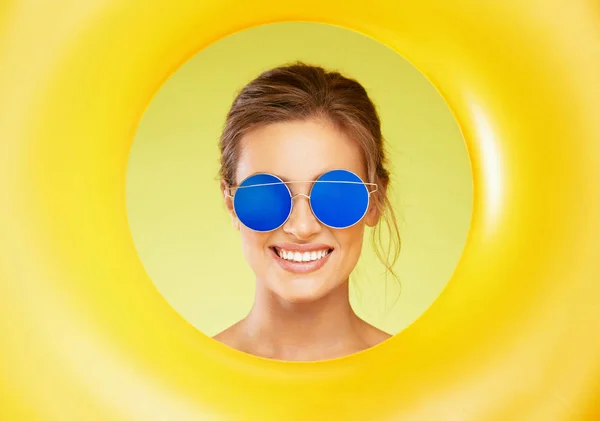 Modische Sonnenbrille. schöne Frau mit bunter Sonnenbrille — Stockfoto