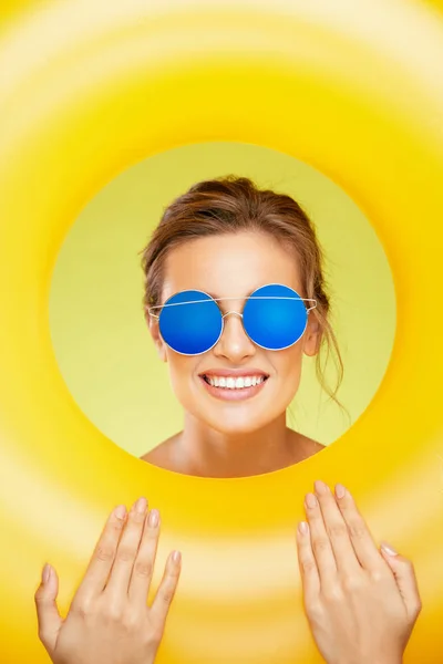 Diversão de Verão. Mulher bonita vestindo óculos de sol . — Fotografia de Stock