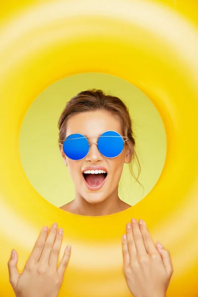 Sommerspaß. schöne Frau mit Sonnenbrille. — Stockfoto