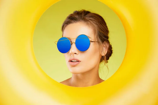 Gafas de sol de moda. Mujer hermosa con gafas de sol de colores — Foto de Stock