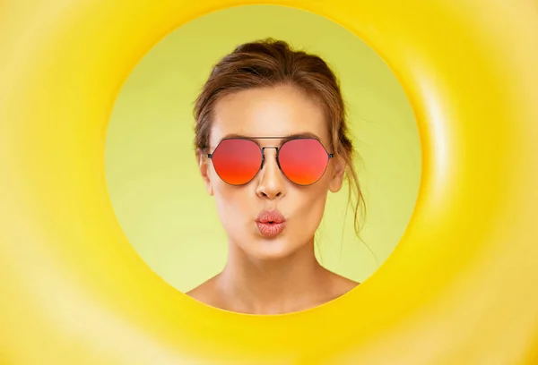 Diversão de Verão. Mulher bonita vestindo óculos de sol . — Fotografia de Stock