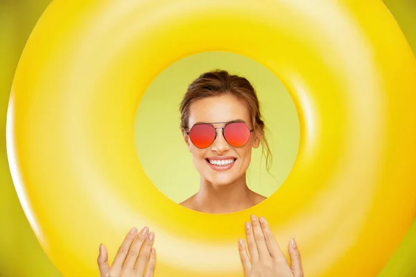 Estilo Verano. Mujer en gafas de sol de moda . — Foto de Stock