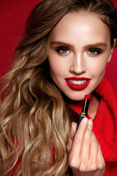 Maquillaje de labios rojos. Modelo femenino con maquillaje de belleza . — Foto de Stock