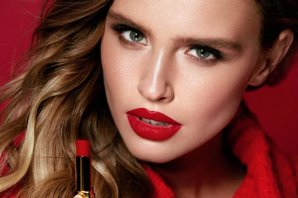Red Lips. Beautiful Woman With Beauty Makeup Holding Lipstick. — Stock Photo, Image
