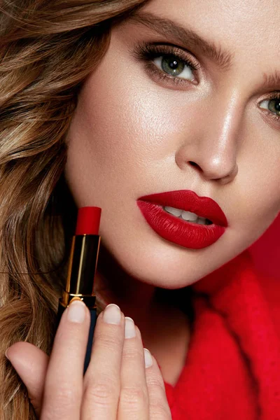 Labios Rojos. hermosa mujer con belleza maquillaje celebración lápiz labial . —  Fotos de Stock