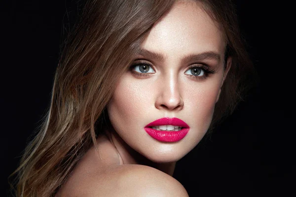 Kosmetické make-up. Žena s krásnou tváří a růžové rty. — Stock fotografie