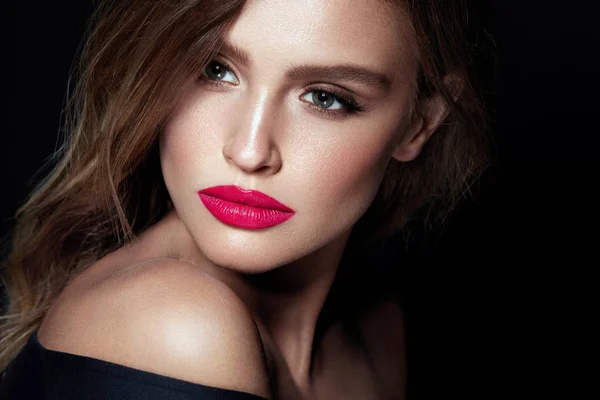 Skönhet smink. Kvinna med vackra ansikte och rosa läppar. — Stockfoto