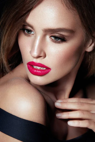 Güzellik makyaj. Güzel bir yüzü ve pembe dudakları kadın ile.