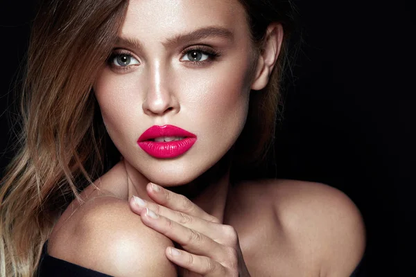 Maquillaje de belleza. Mujer con cara hermosa y labios rosados . —  Fotos de Stock