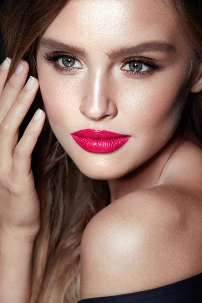 Maquillaje de belleza. Mujer con cara hermosa y labios rosados . — Foto de Stock