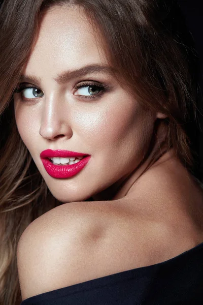 Schoonheid make-up. Vrouw met mooie gezicht en roze lippen. — Stockfoto