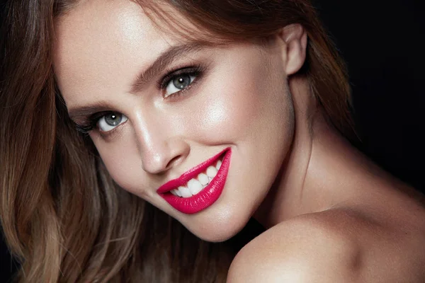 Maquillaje de belleza. Mujer con cara hermosa y labios rosados . —  Fotos de Stock