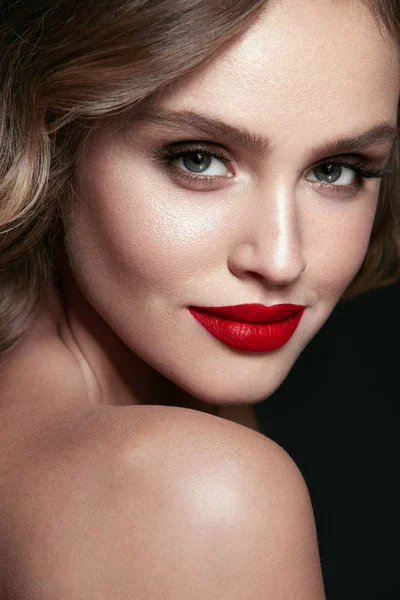 Rosto de mulher bonita com maquiagem e lábios vermelhos . — Fotografia de Stock