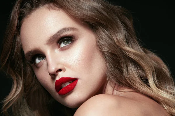 Het gezicht van de schoonheid. Mooie vrouw met make-up en rode lippen. — Stockfoto