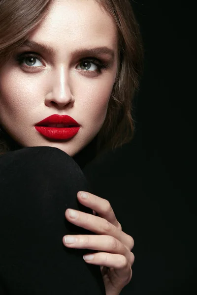 Bella donna faccia con trucco e labbra rosse . — Foto Stock