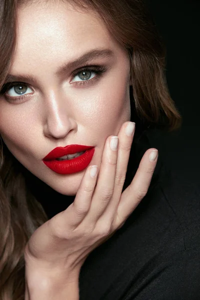 Mooie vrouw gezicht met make-up en rode lippen. — Stockfoto