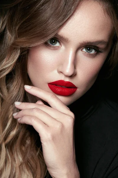 A gyönyörű nő arcát smink és vörös ajkak. — Stock Fotó