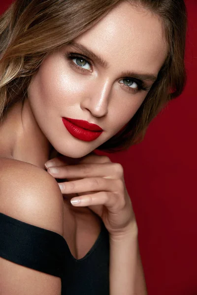 Mooie vrouw gezicht met make-up en rode lippen. — Stockfoto