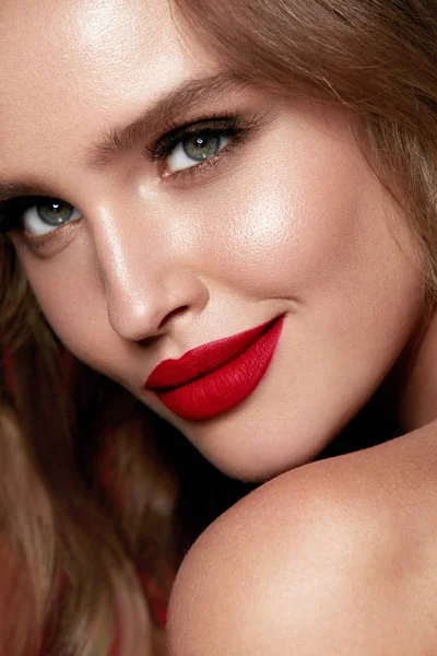 Maquillaje de moda. Mujer sexy con cara de belleza . — Foto de Stock