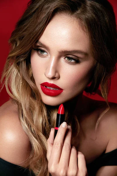 Rote Lippen Make-up. weibliches Modell mit Beauty Make-up. — Stockfoto