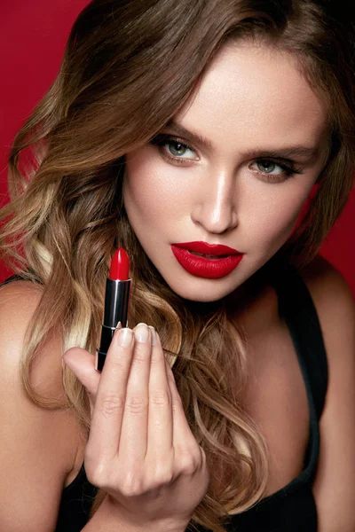 Trucco labbra rosse. Modello femminile con trucco di bellezza . — Foto Stock