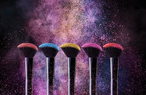 Cepillos cosméticos y polvos coloridos de explosión . — Foto de Stock