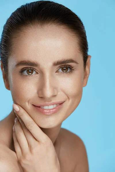 Gesichtshaut Schönheit. Porträt einer schönen Frau mit natürlichem Makeup — Stockfoto