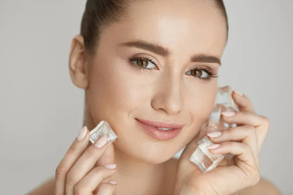 Gesichtspflege. Frau wendet Eiswürfel an — Stockfoto