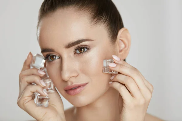 Tratamiento de belleza. Mujer con cubitos de hielo — Foto de Stock