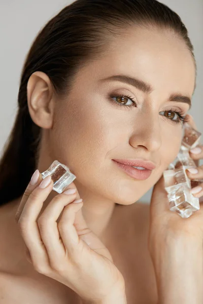 Face Skin Care. Mulher aplicando cubos de gelo — Fotografia de Stock