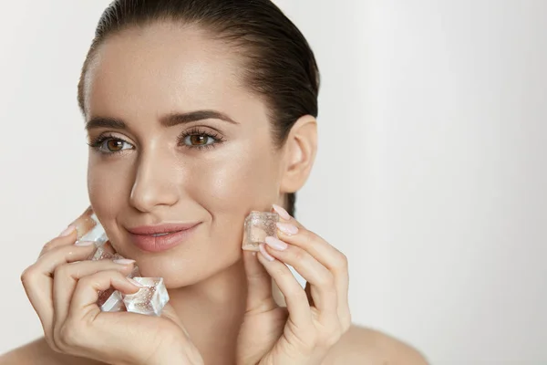 Cuidado de belleza de la piel. Mujer usando hielo para tratamiento de spa facial —  Fotos de Stock