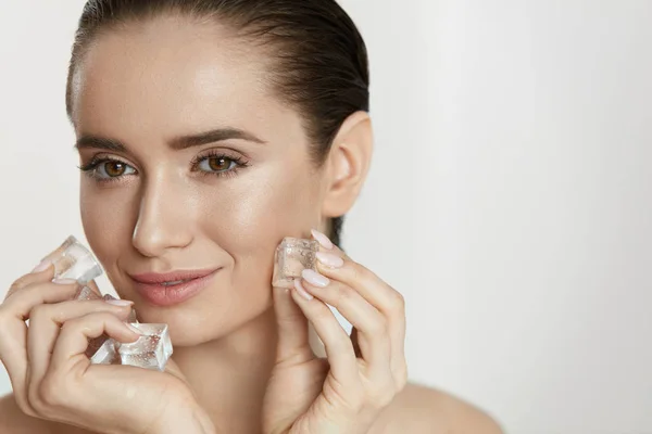 Ice On Skin. Woman Doing Face Skin Treatment — Stock Photo, Image