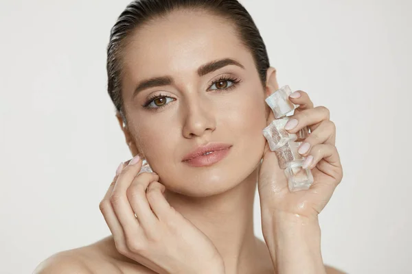 Tratamento de Beleza. Mulher com cubos de gelo — Fotografia de Stock