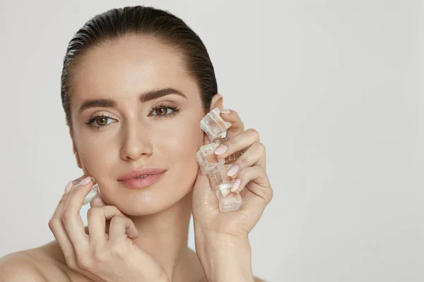 Cuidado de belleza de la piel. Mujer usando hielo para tratamiento de spa facial —  Fotos de Stock