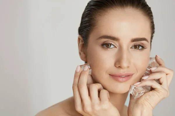 Cuidado de belleza de la piel. Mujer usando hielo para tratamiento de spa facial —  Fotos de Stock